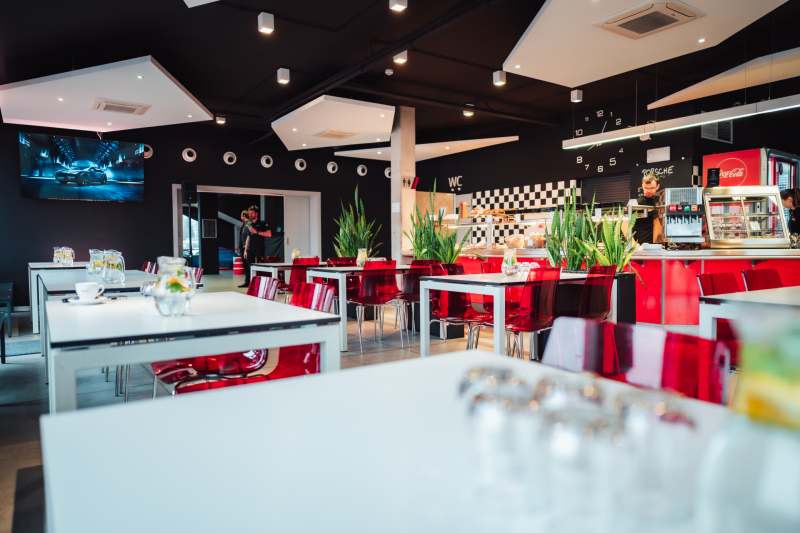 RESTAURACE